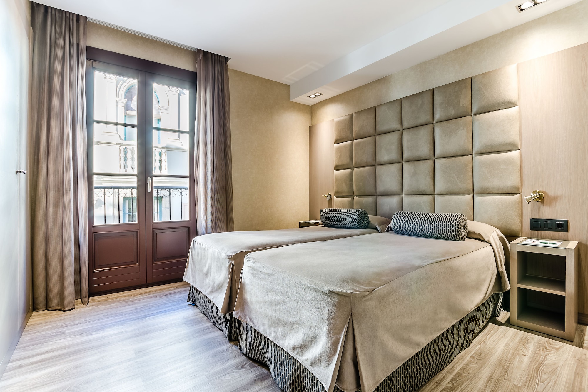 ROOM, DOUBLE OR TWIN BED