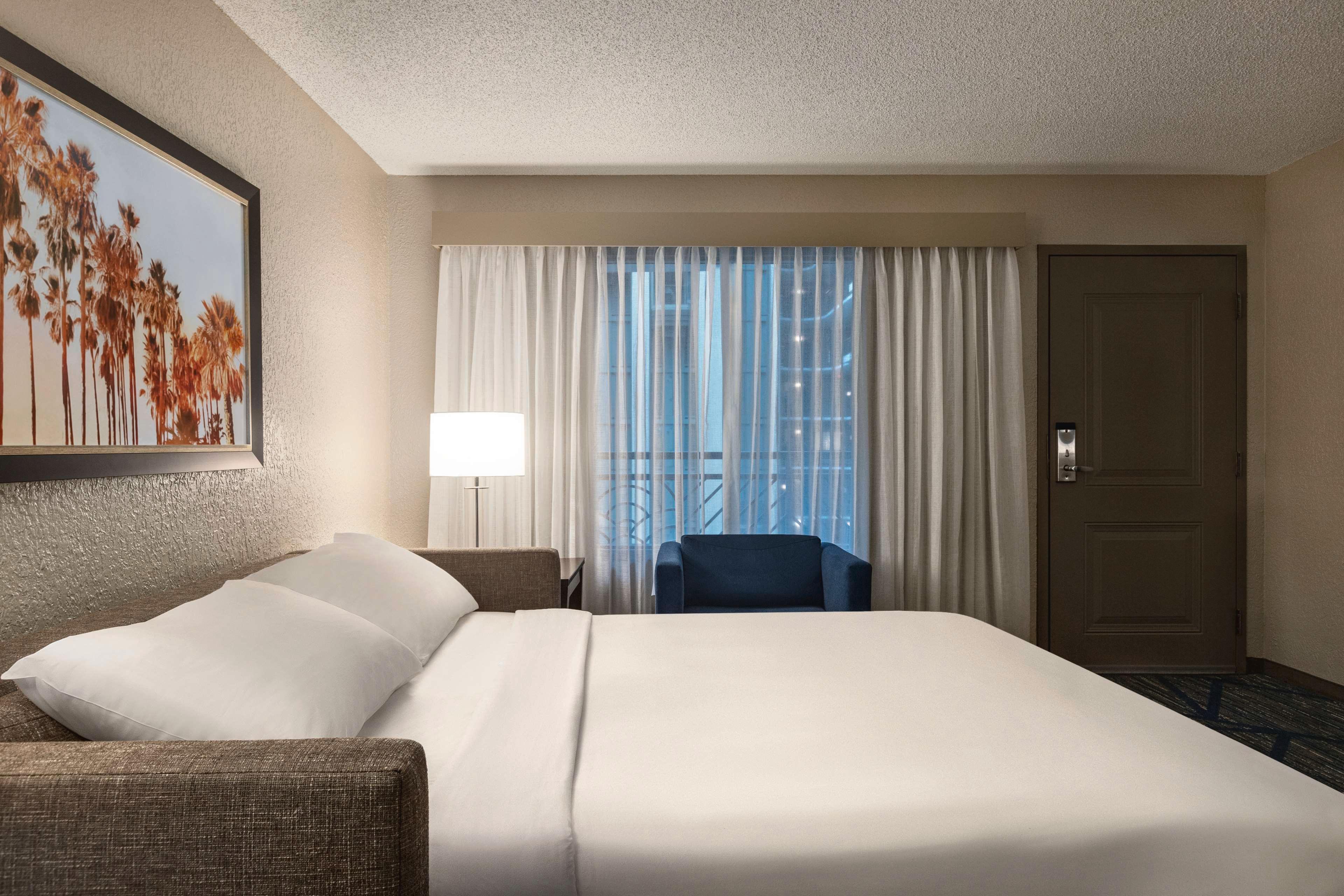2 ROOMS, PREMIUM, SUITE, KING BED
