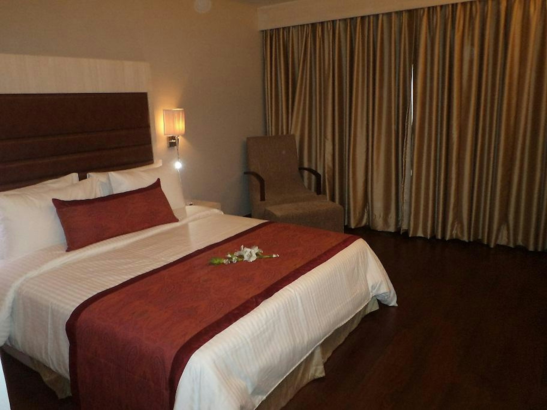Mahagun Sarovar Portico Suites 14/38