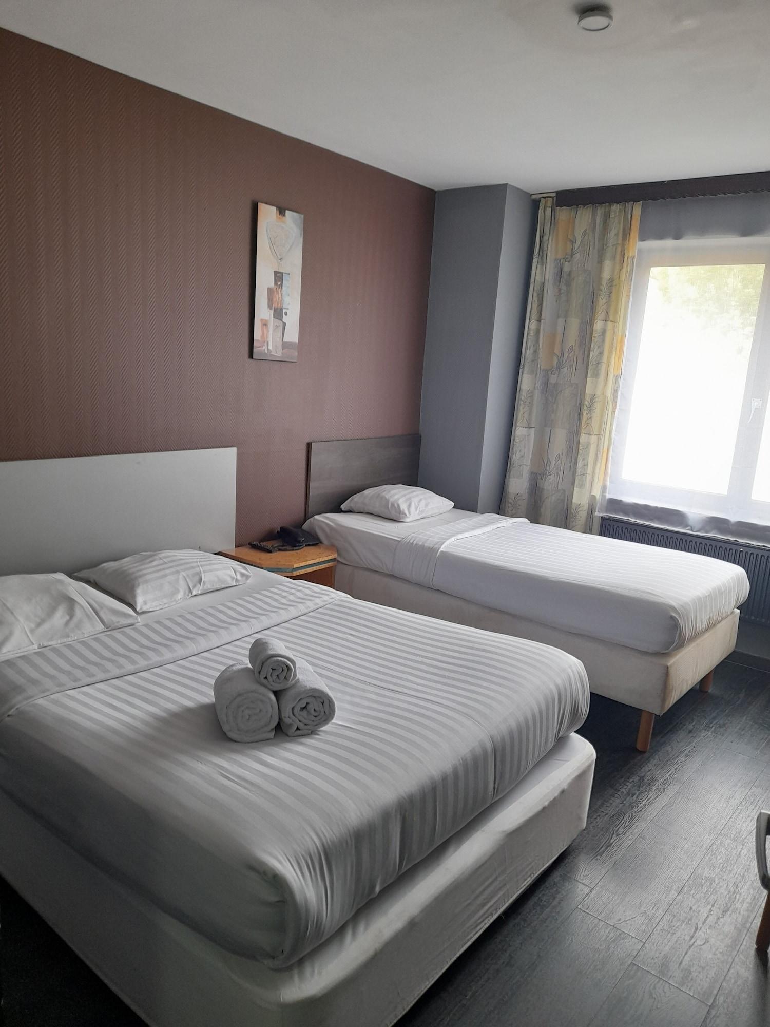 غرفة ثلاثية، Hotel Albergo 3/8
