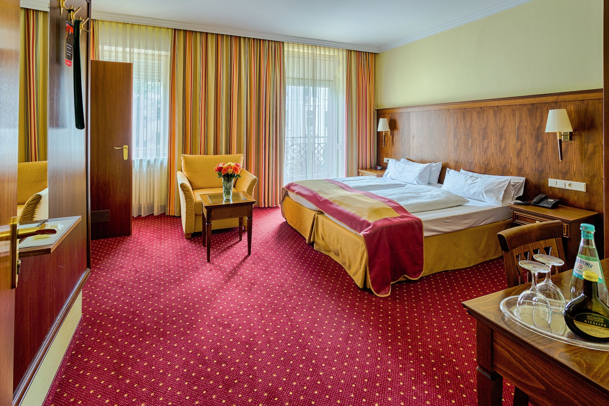 غرفة كومفورت بسرير مزدوج بشرفة