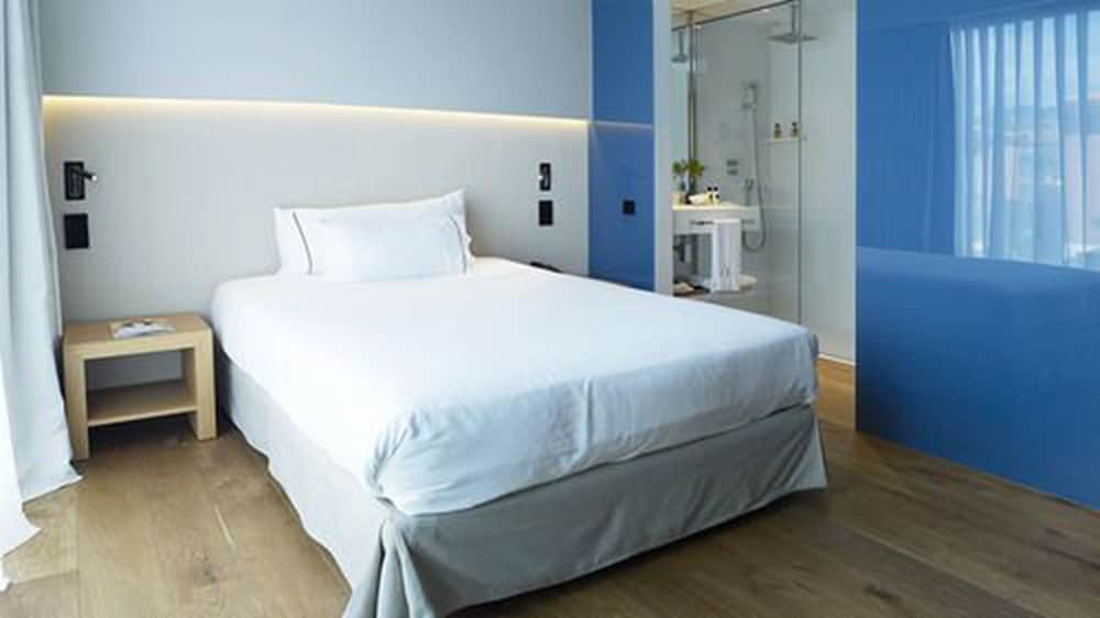 ROOM, SINGLE