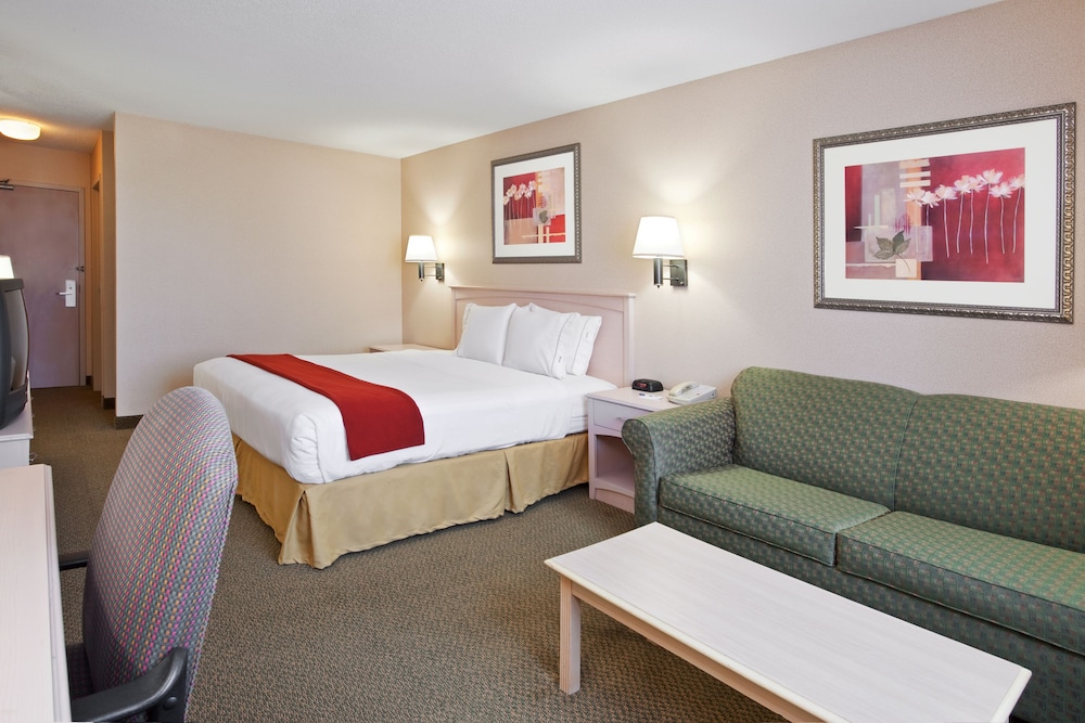 Holiday Inn Express Cleveland-Vermilion 10/36