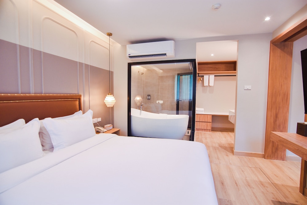 EXECUTIVE, SUITE