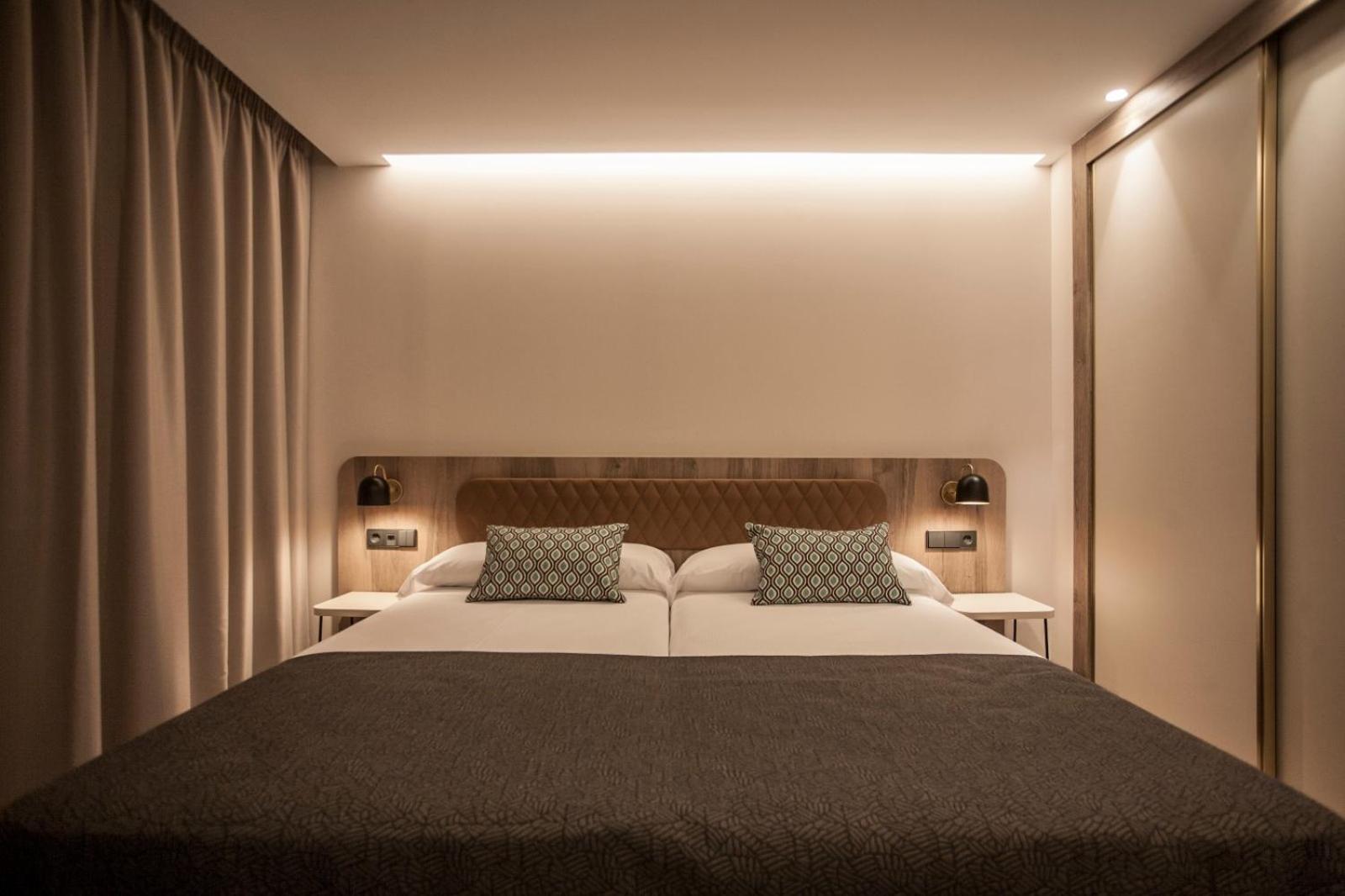 Room, Twin Beds, Pool View