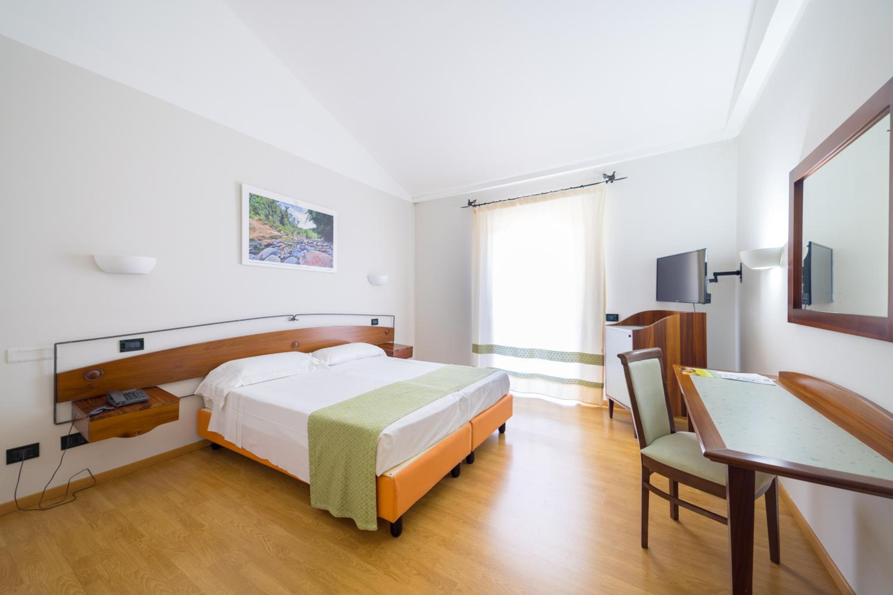 Room, Double or Twin Bed, Pool Access