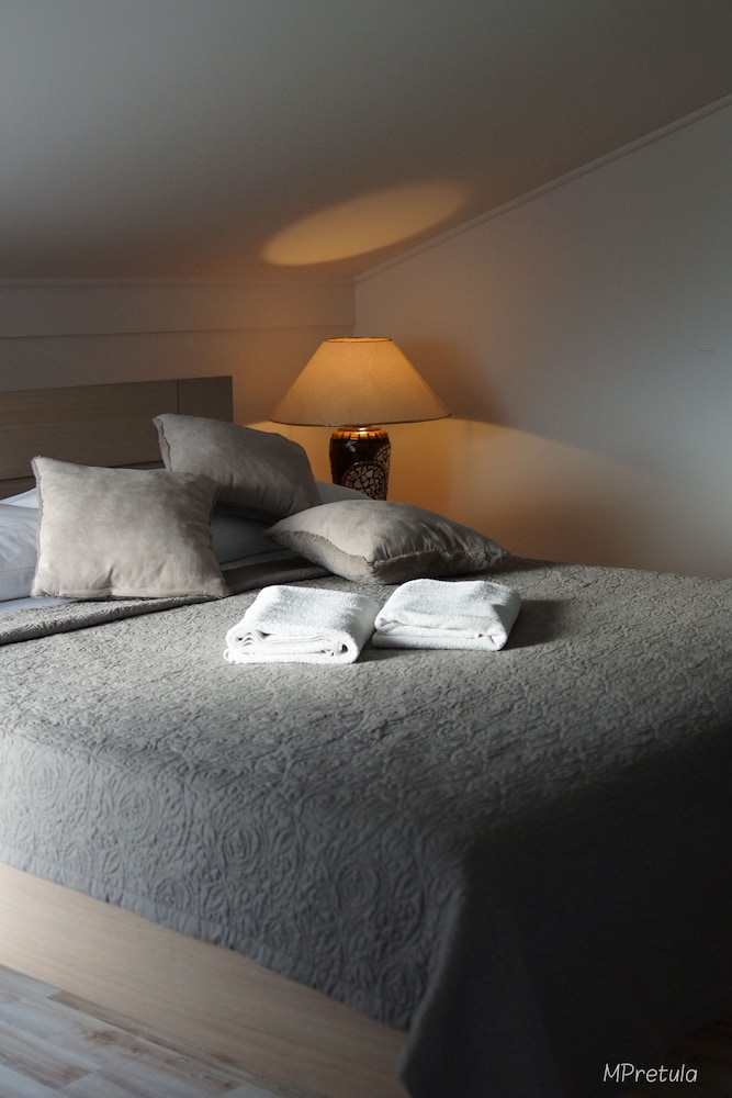 APARTMENTS AND ROOMS DEGRA 15/49