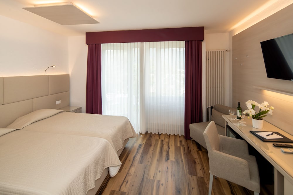 غرفة سوبيريور بسرير كينج، Hotel Campione 3/6