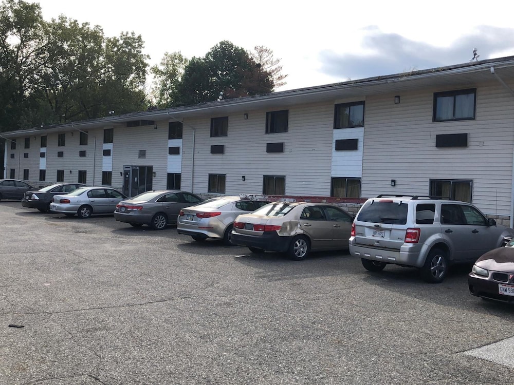 Economy Inn North Randall 36/49