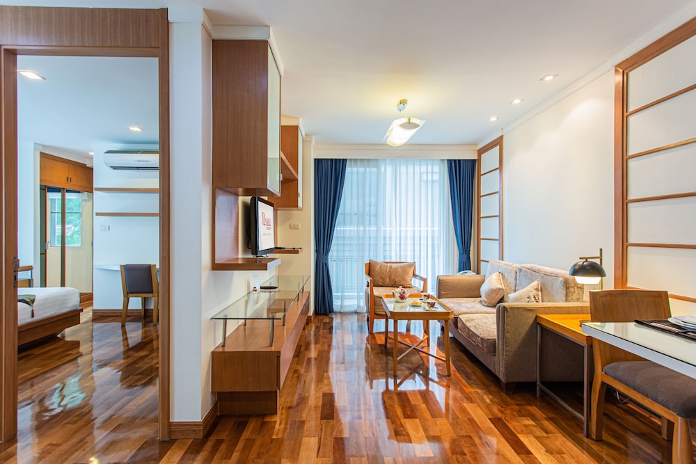 D Varee Montara Thonglor 25 29/70