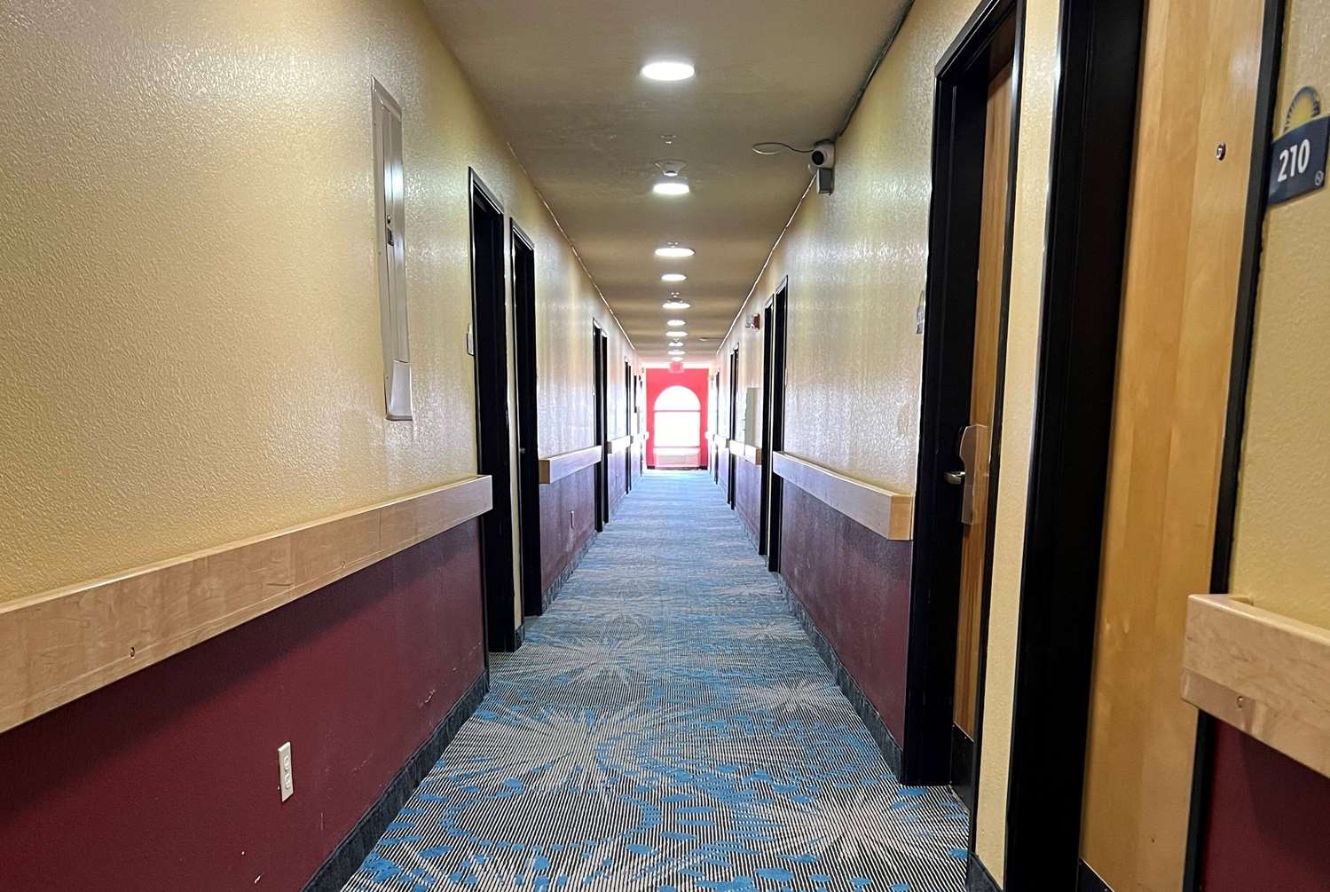 Days Inn & Suites By Wyndham Hutchinson 23/42