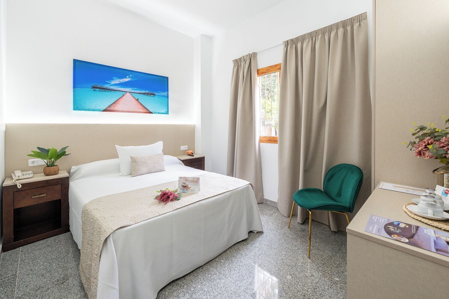 ROOM, DOUBLE BED