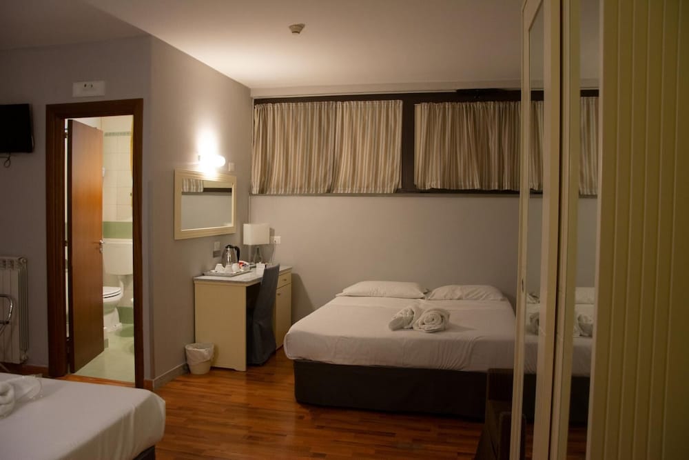 ROOM, QUADRUPLE