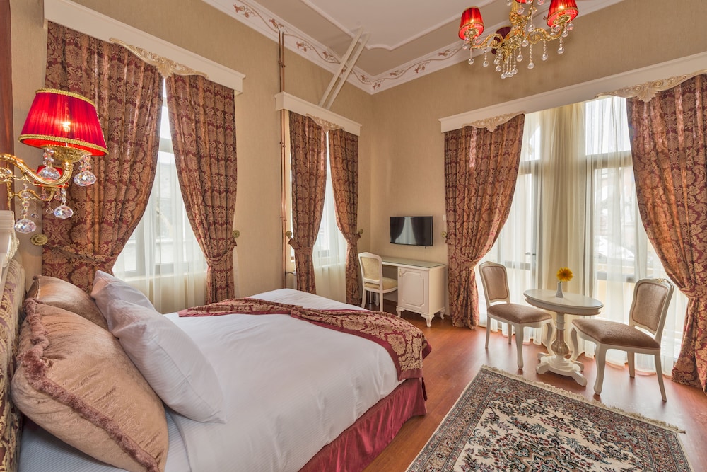 DELUXE, DOUBLE OR TWIN BED