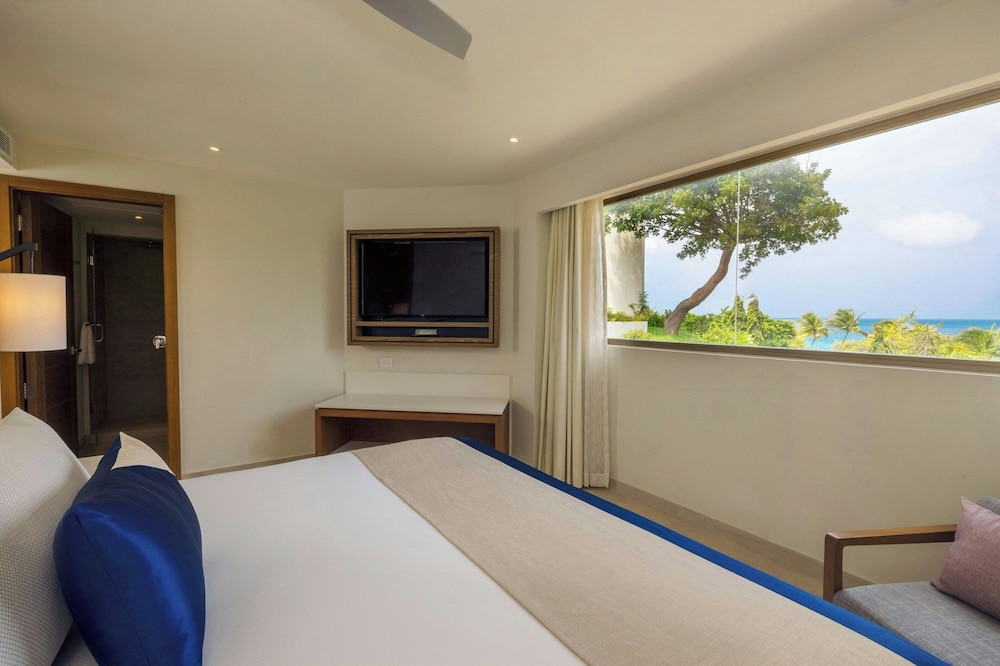 غرفة فاخرة بسرير كينج بإطلالة على البحر، Royalton Grenada, an Autograph Collection All-Inclusive Resort 7/10