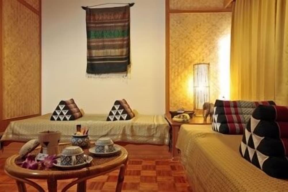 Coral Hotel Bangsaphan 41/62