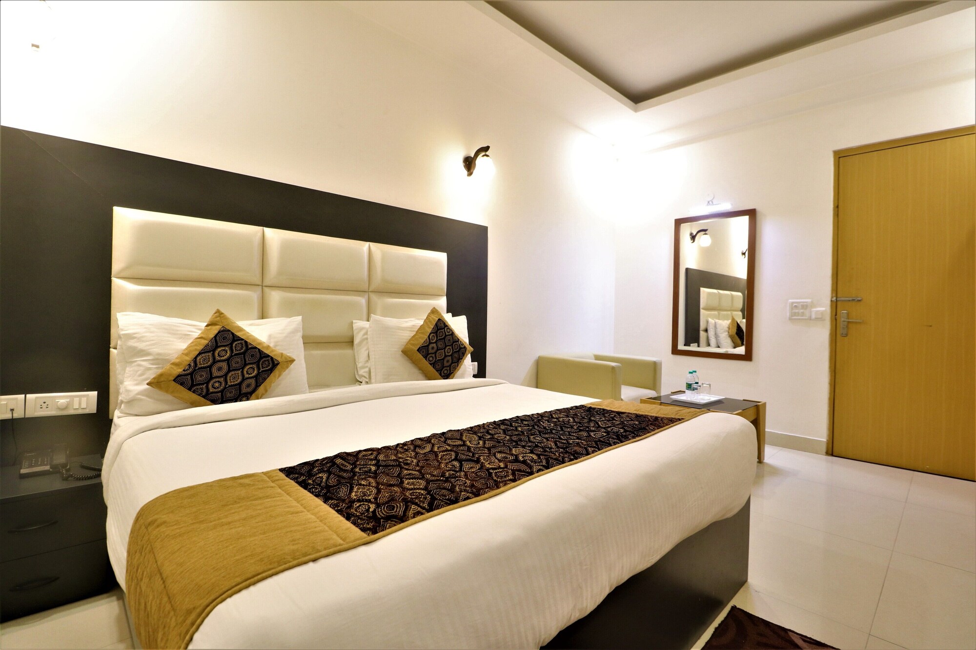 DELUXE, DOUBLE OR TWIN BED