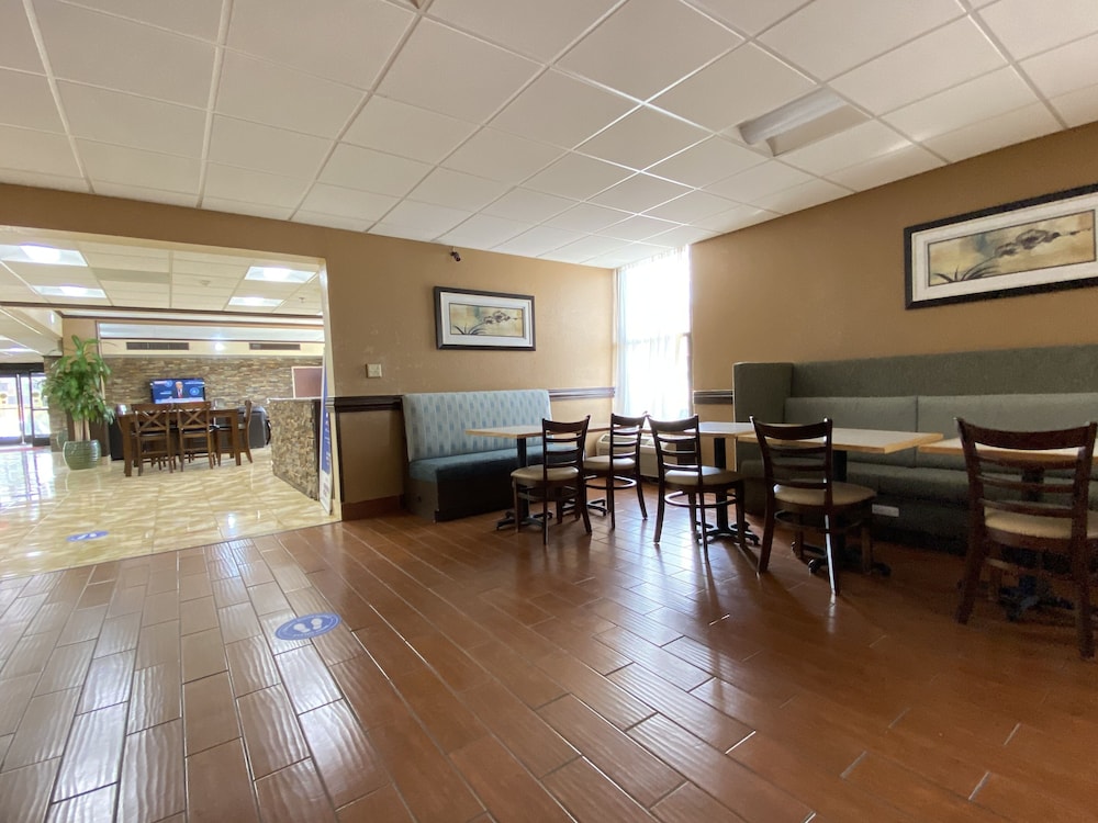 Clarion Inn and Suites Grand Rapids Airport 48/63