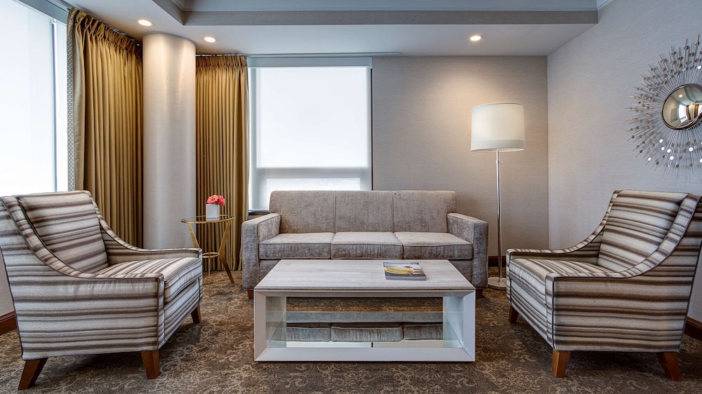 Amway Grand Plaza, Curio Collection by Hilton 40/65