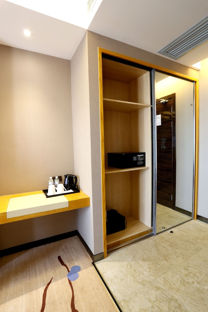 Lotus Blu Hotel 10/58