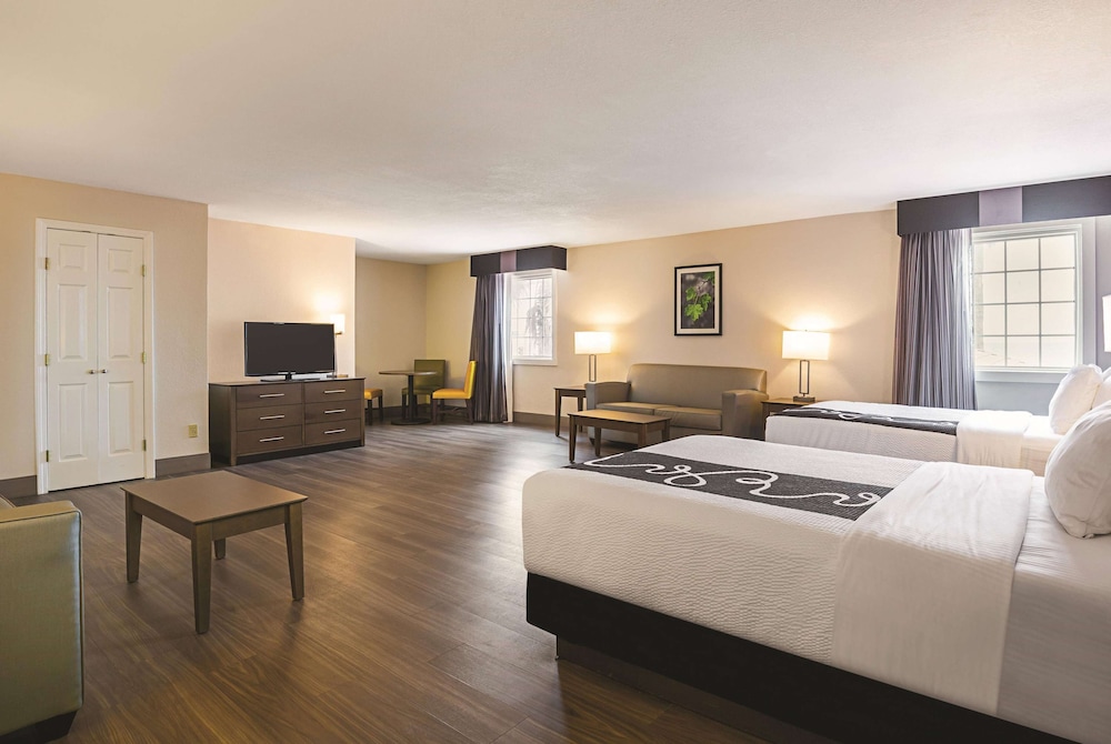 Wingate by Wyndham Galveston Beachfront at Seawall 12/32