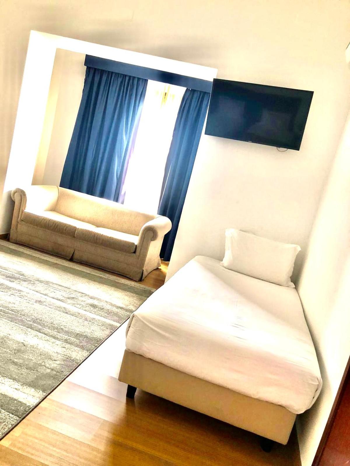 Room, Quadruple
