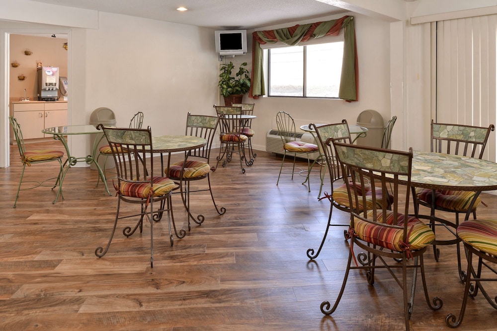 Americas Best Value Inn New Paltz 33/36