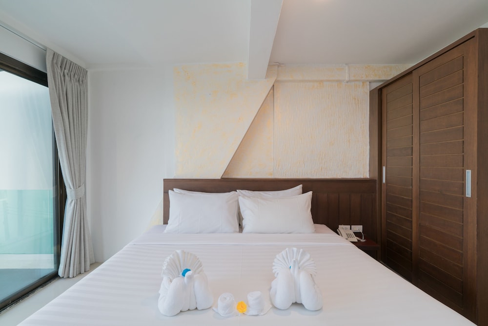 غرفة سوبيريور بسرير كوين بشرفة، Destinaation Patong Boutique By The Sea 2/6