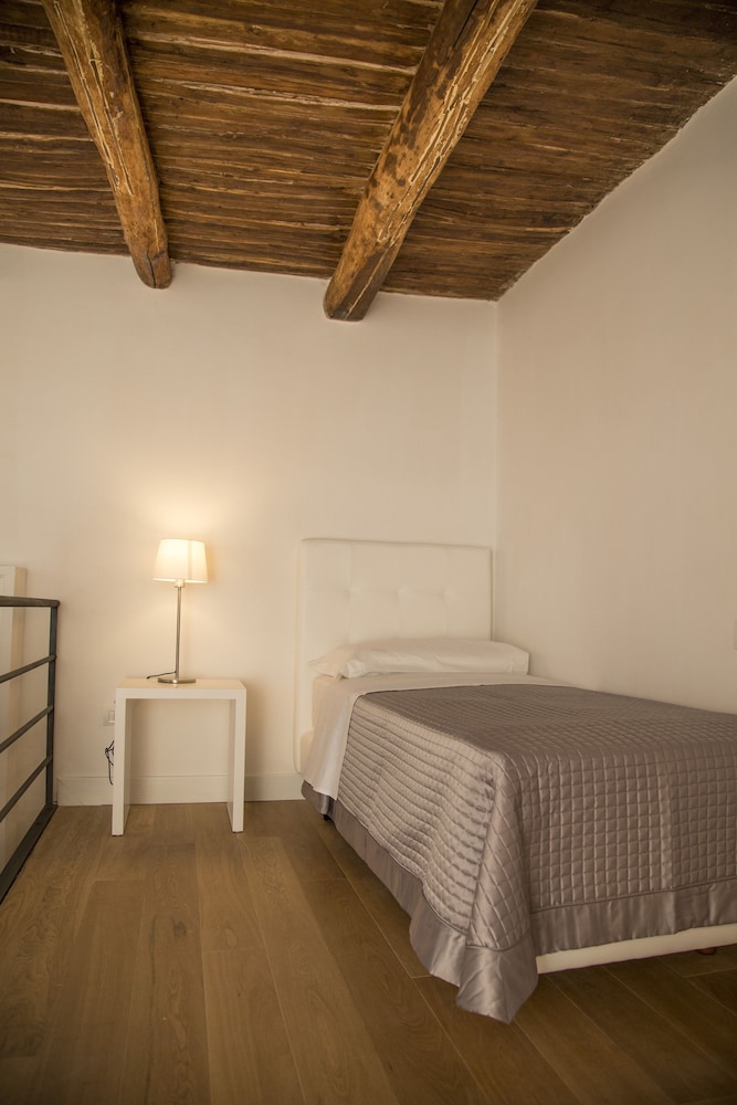 SANTA CHIARA BOUTIQUE HOTEL 58/73