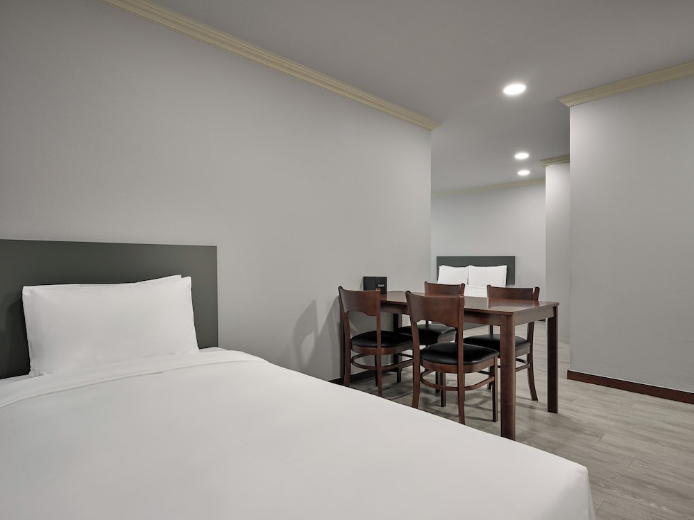 Ramada Hotel & Suites by Wyndham Seoul Namdaemun 50/61