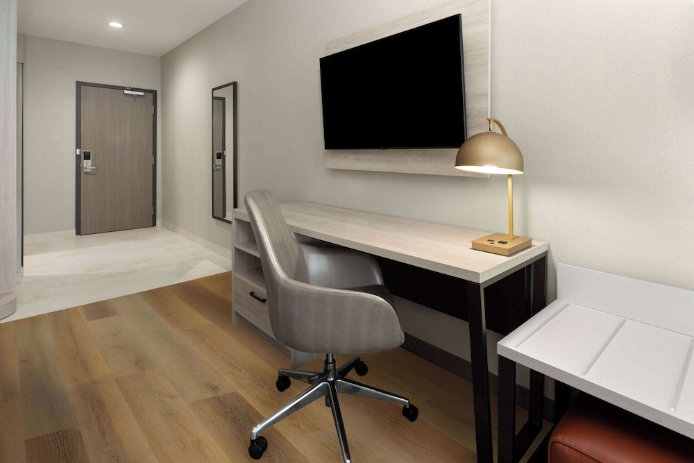Hawthorn Extended Stay by Wyndham DeSoto 20/23
