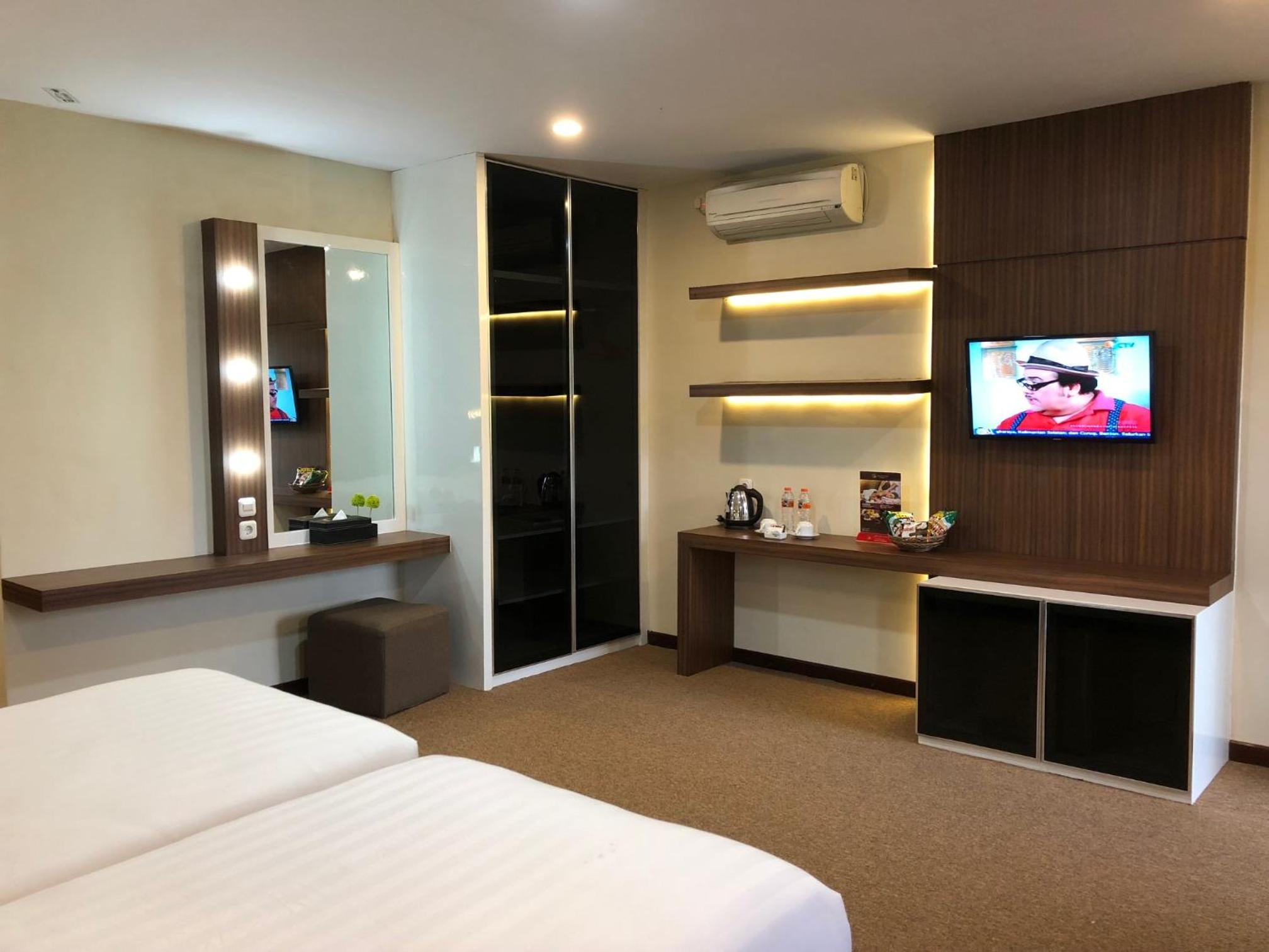 Garden, Twin Beds, Rice Field View 5/10