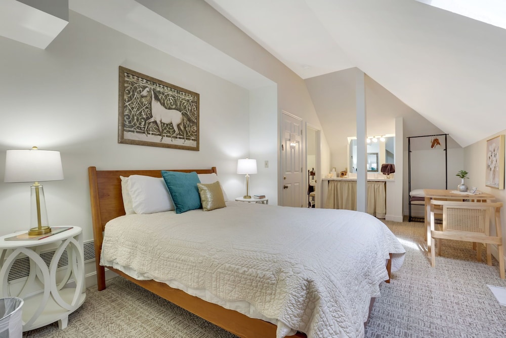 Classic, Queen Bed, Private Bathroom