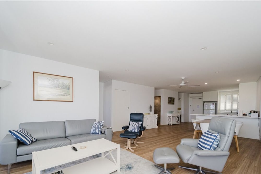 BAY ROYAL APARTMENTS 30/50
