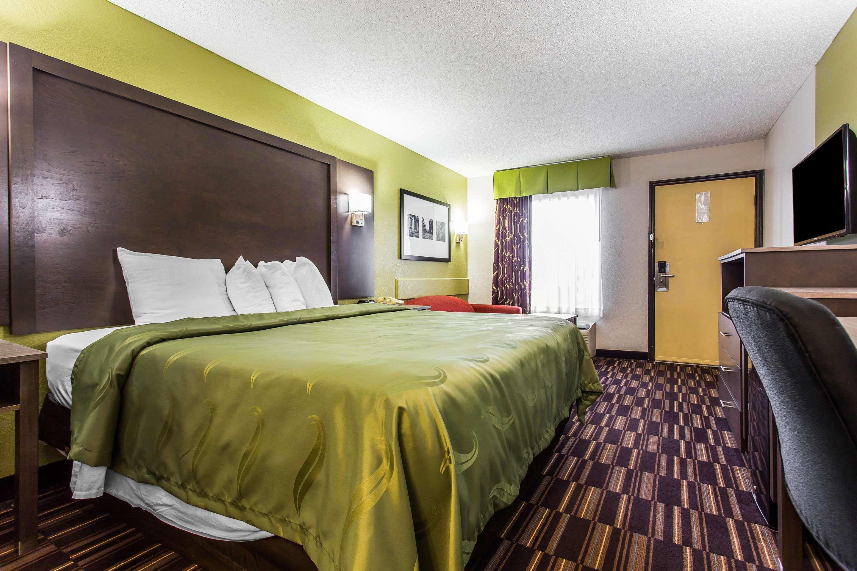 Efficiency, Queen Bed, Smoking