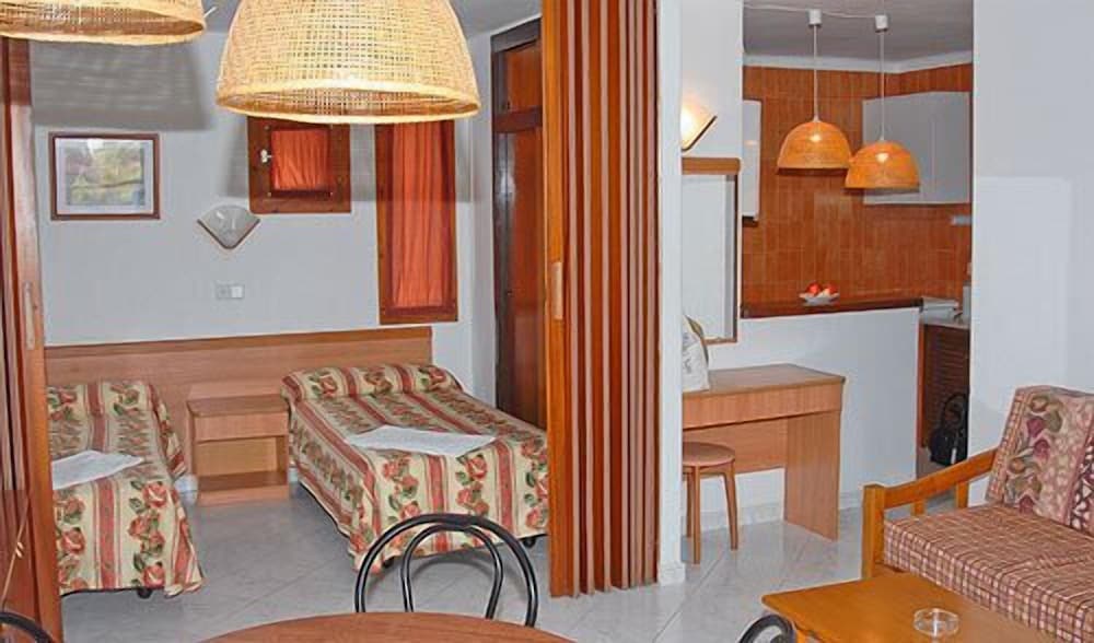Apartamentos Del Rey 10/25