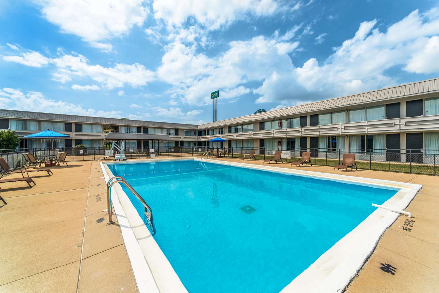 Quality Inn & Suites Vandalia near I-70 and Hwy 51 17/30