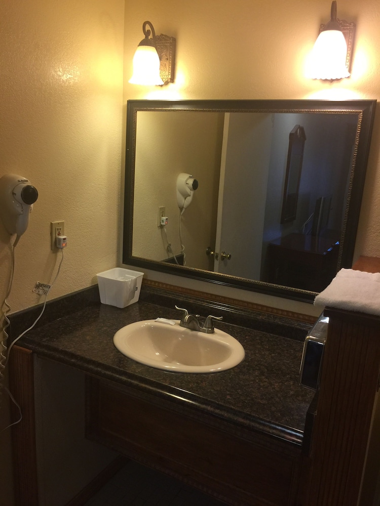 Days Inn by Wyndham Victorville, CA 49/51