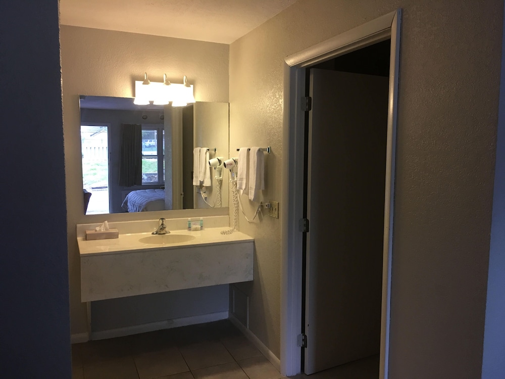 Rodeway Inn & Suites 19/19