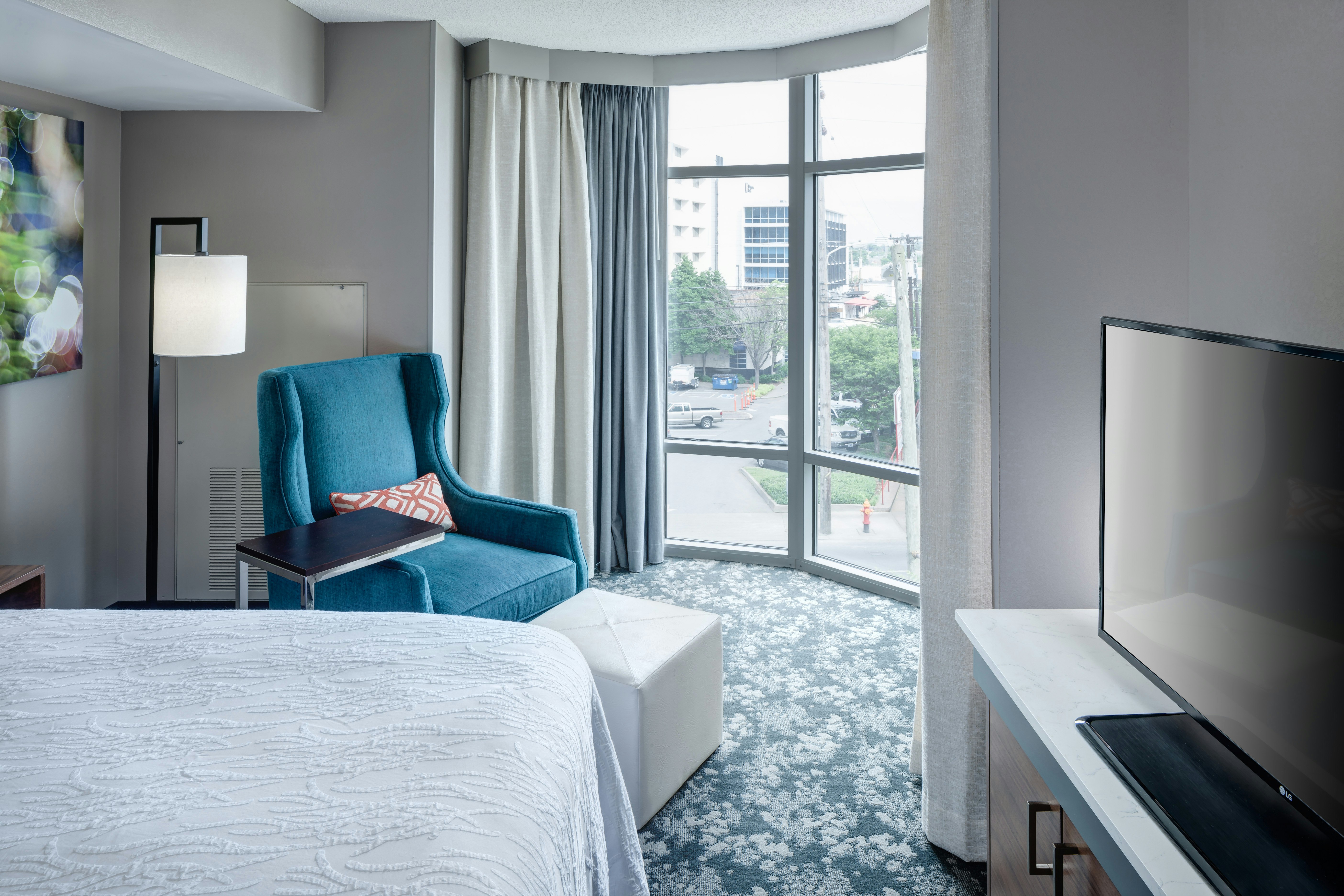 ROOM, KING BED, CORNER
