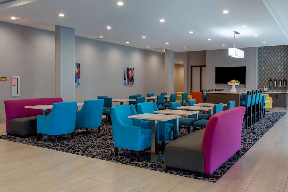 La Quinta Inn & Suites by Wyndham Shorewood 32/40