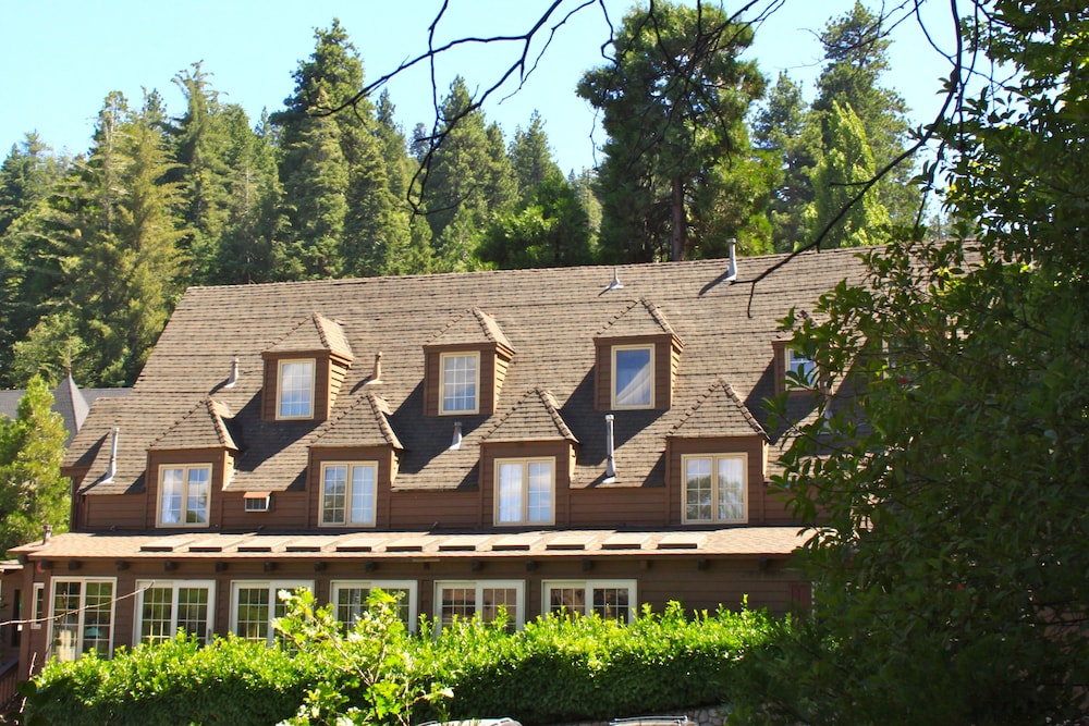 Saddleback Inn 42/44