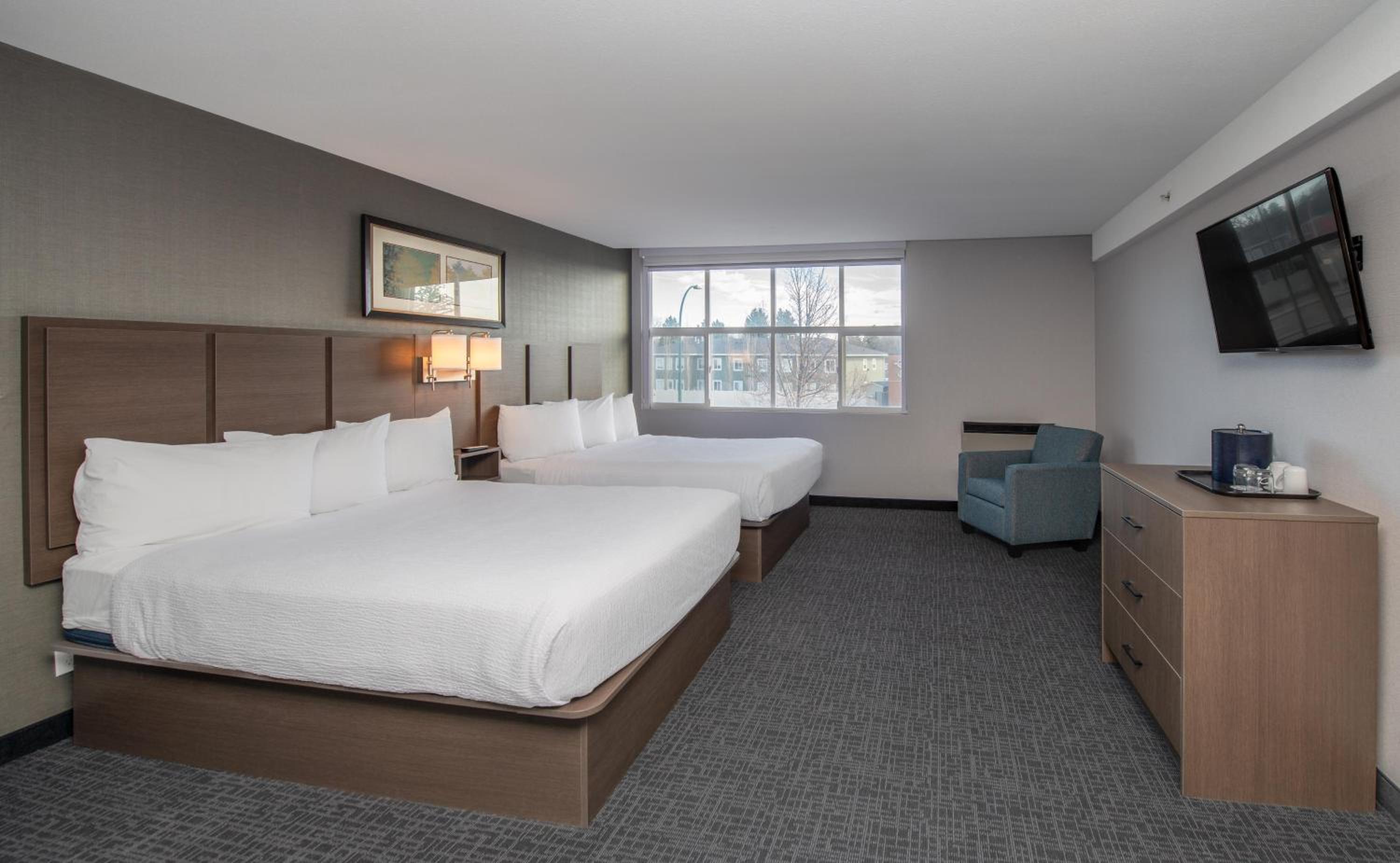 Coast, 2 Queen Beds, Sofa