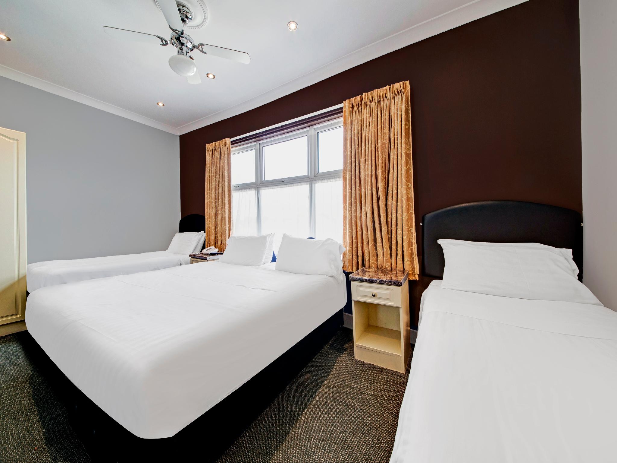 غرفة عائلية بسرير مزدوج وسرير فردي مع أريكة، OYO Bostons Manor Hotel, Hanwell London 3/3