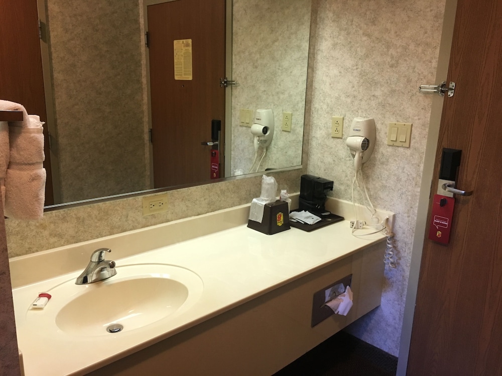 Super 8 by Wyndham Erwin 6/17