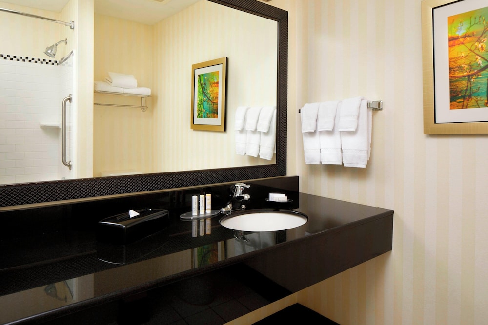 Fairfield Inn Suites Cumberland 49/50