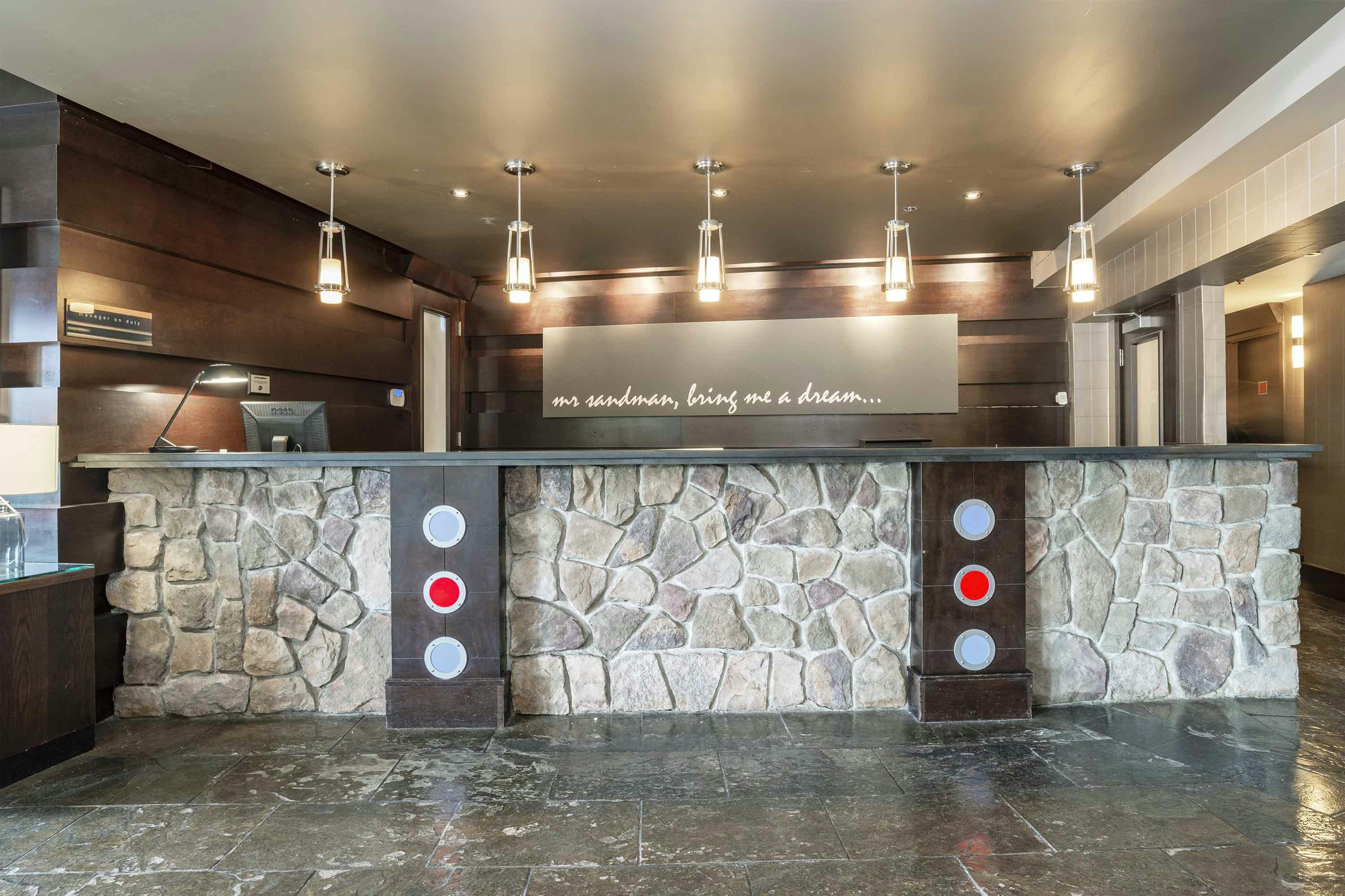 Sandman Hotel Kelowna 10/50