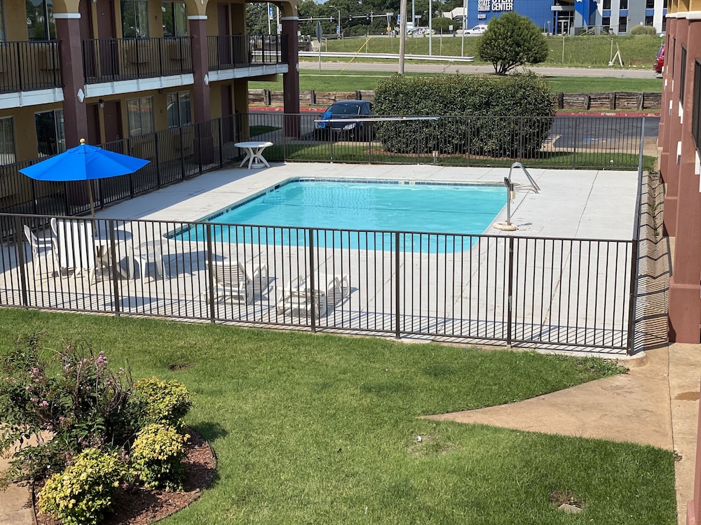 Super 8 by Wyndham Midwest City OK 8/33