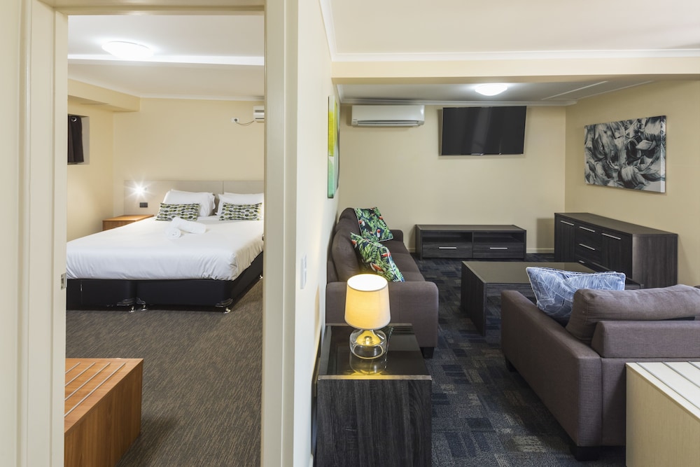 BALACLAVA HOTEL 30/49