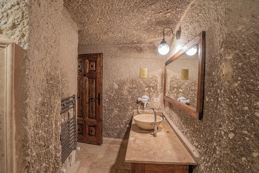 Elegance Cave Suites 27/47